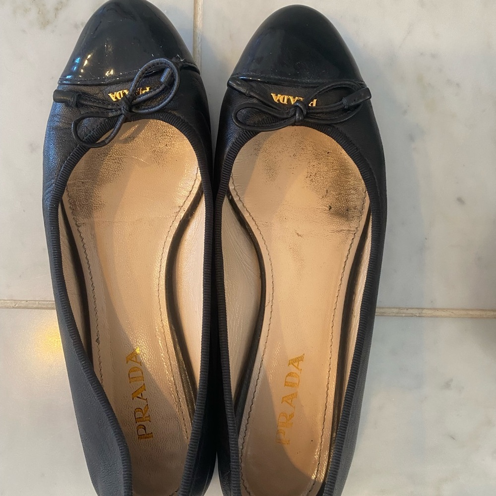Prada classic flats with patent toe and bow. Size 37/7.